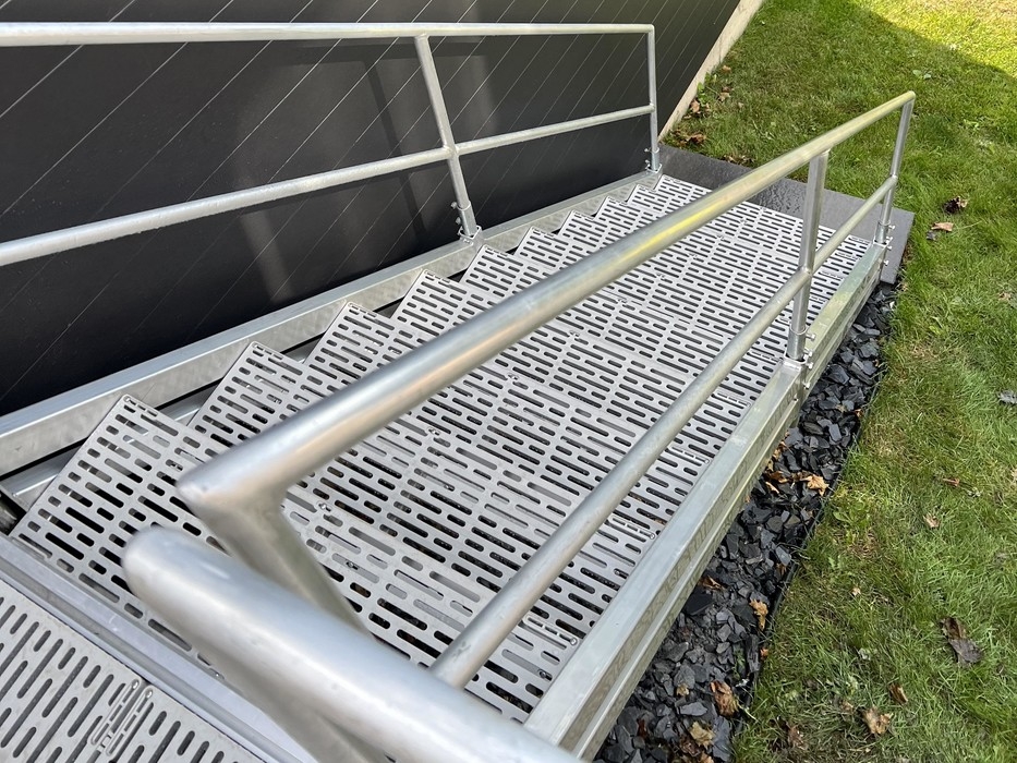 ESCALIER EN ALUMINIUM AVEC PALIER - THRUFLOW