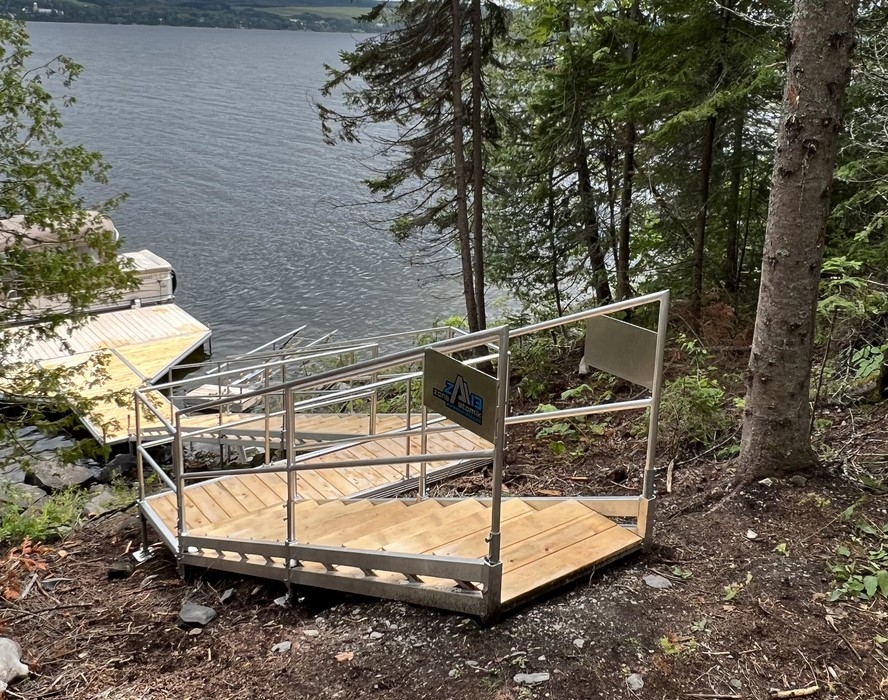 ESCALIER EN ALUMINIUM AVEC PALIER - BOIS