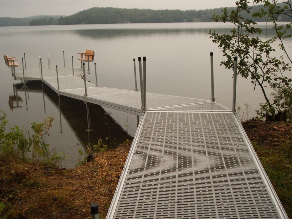 QUAI SUR POTEAUX - 40" x 10' - THRUFLOW VISSÉ GRIS - PREMIUM - QB2